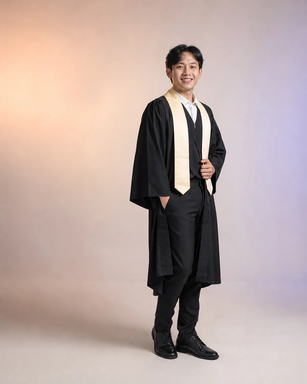 Potret wisuda studio dengan pencahayaan hangat